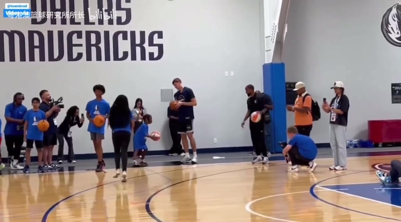 融入挺快弗拉格在記者發(fā)布會(huì)后參與到球迷活動(dòng)中