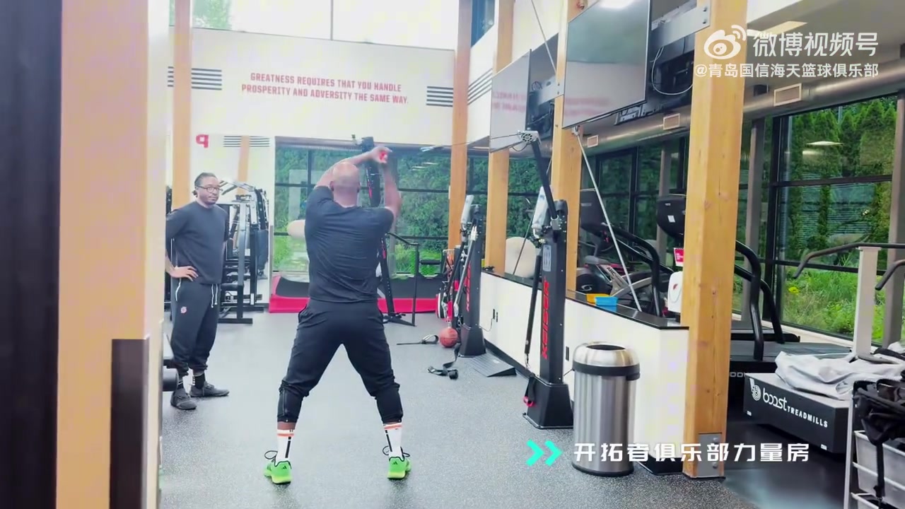 赴美日記更新楊瀚森探訪開拓者俱樂部為全員準(zhǔn)備了禮物