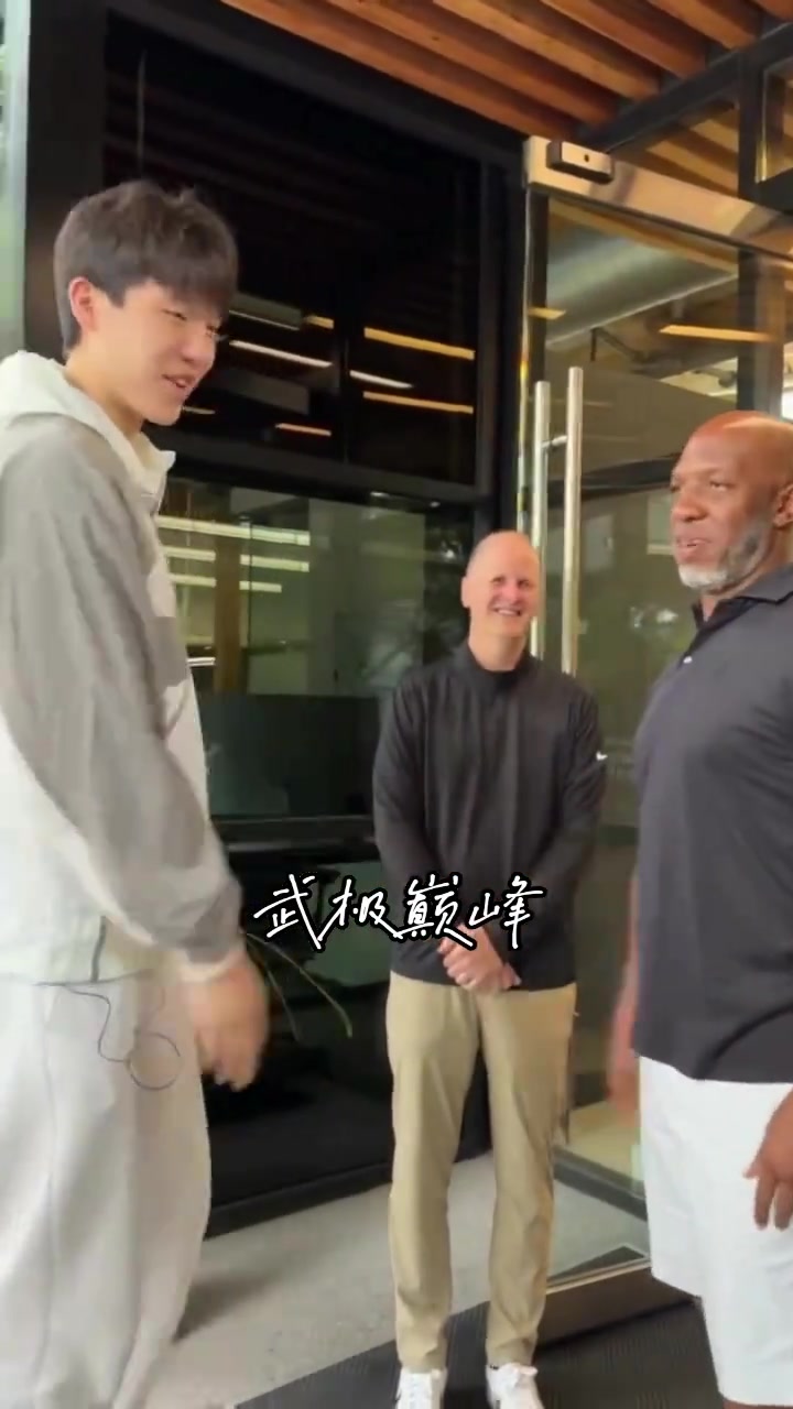 楊瀚森抵達開拓者之后 和工作人員寒暄過后先干飯哈