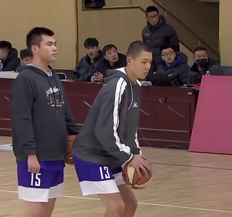 00后高清黑歷史楊瀚森中學時期平頭虎頭虎腦還挺可愛的