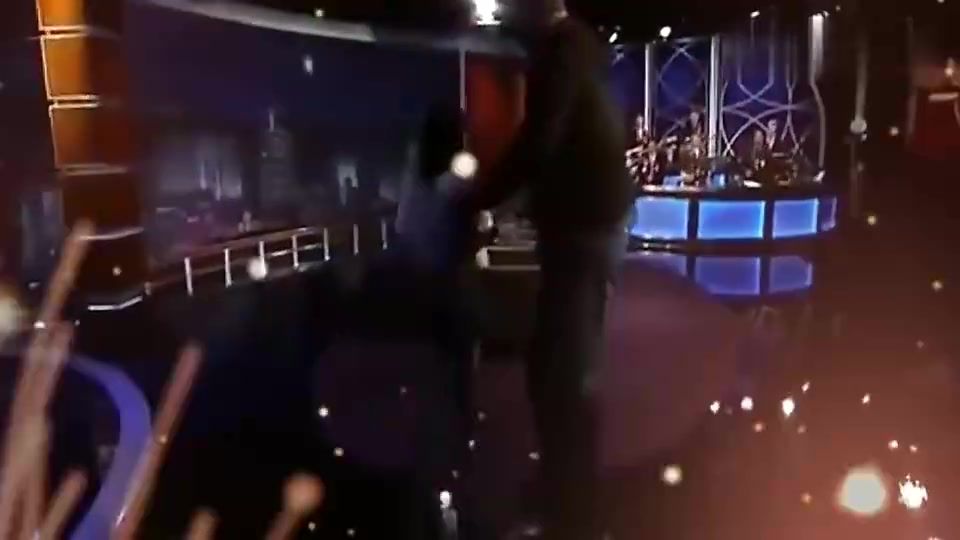 人不可貌相妹子穿著高跟鞋背起了2米16的奧尼爾