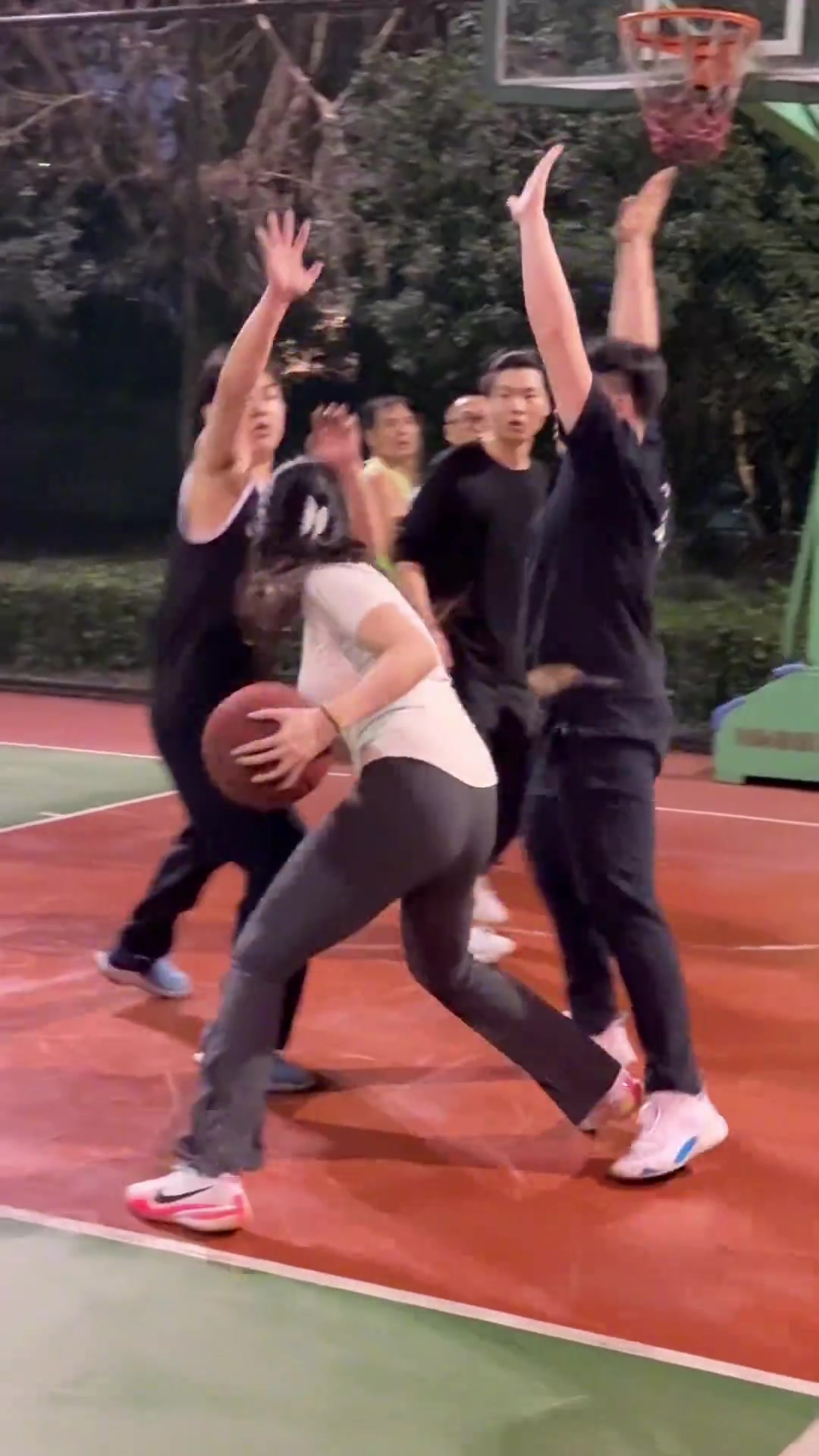 真是嚴密防守啊國產(chǎn)卡戴珊肘姐遭遇兩人包夾這突不進去了