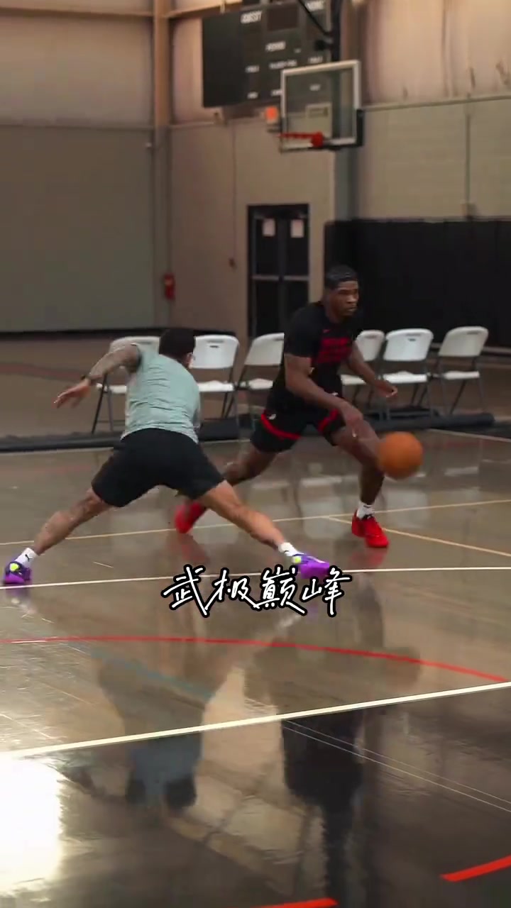 練點傳球呀開拓者后衛(wèi)亨德森開啟瘋狂訓練模式