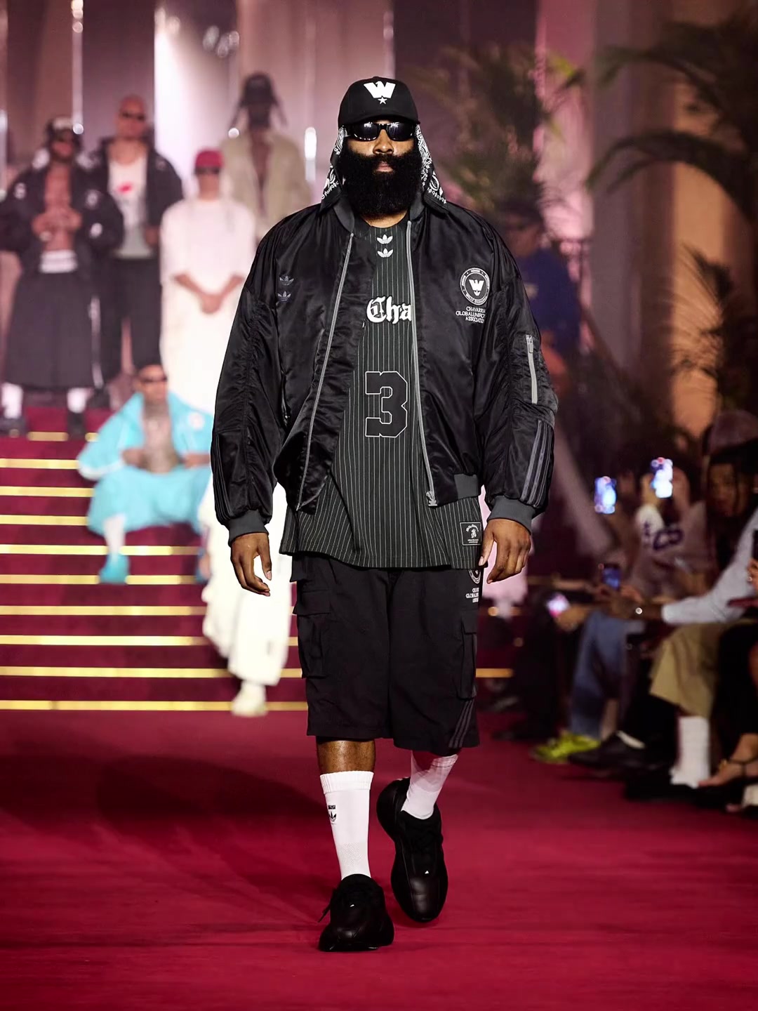 不得不說哈登在走秀這一塊還得跟二哥威少好好學(xué)學(xué)