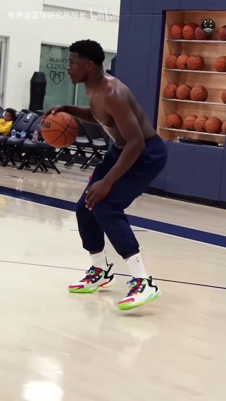 慢鏡頭看愛德華茲的訓(xùn)練這身材在后衛(wèi)里簡直是碾壓級別啊