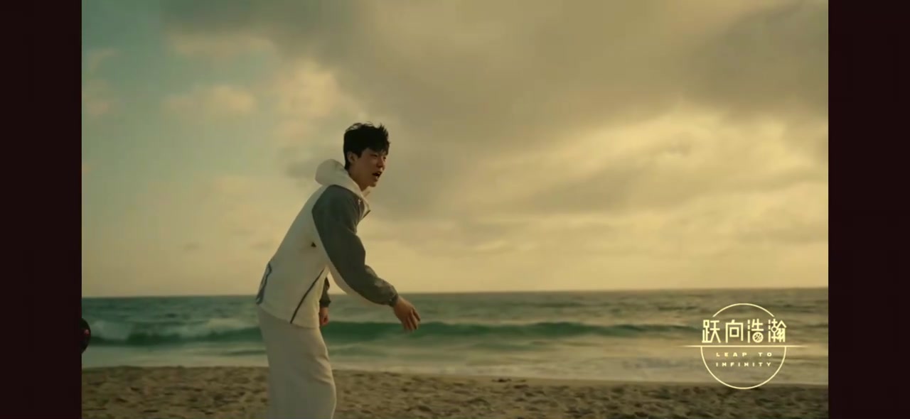 未來你們會(huì)更加認(rèn)識(shí)他楊瀚森選秀前在美國被一群小伙子要合影