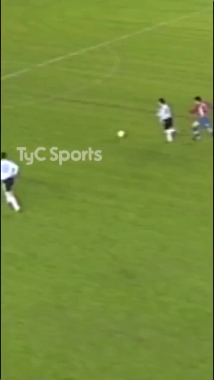 21年前的今天17歲梅西替補(bǔ)登場(chǎng)這標(biāo)志國(guó)家隊(duì)生涯開始了