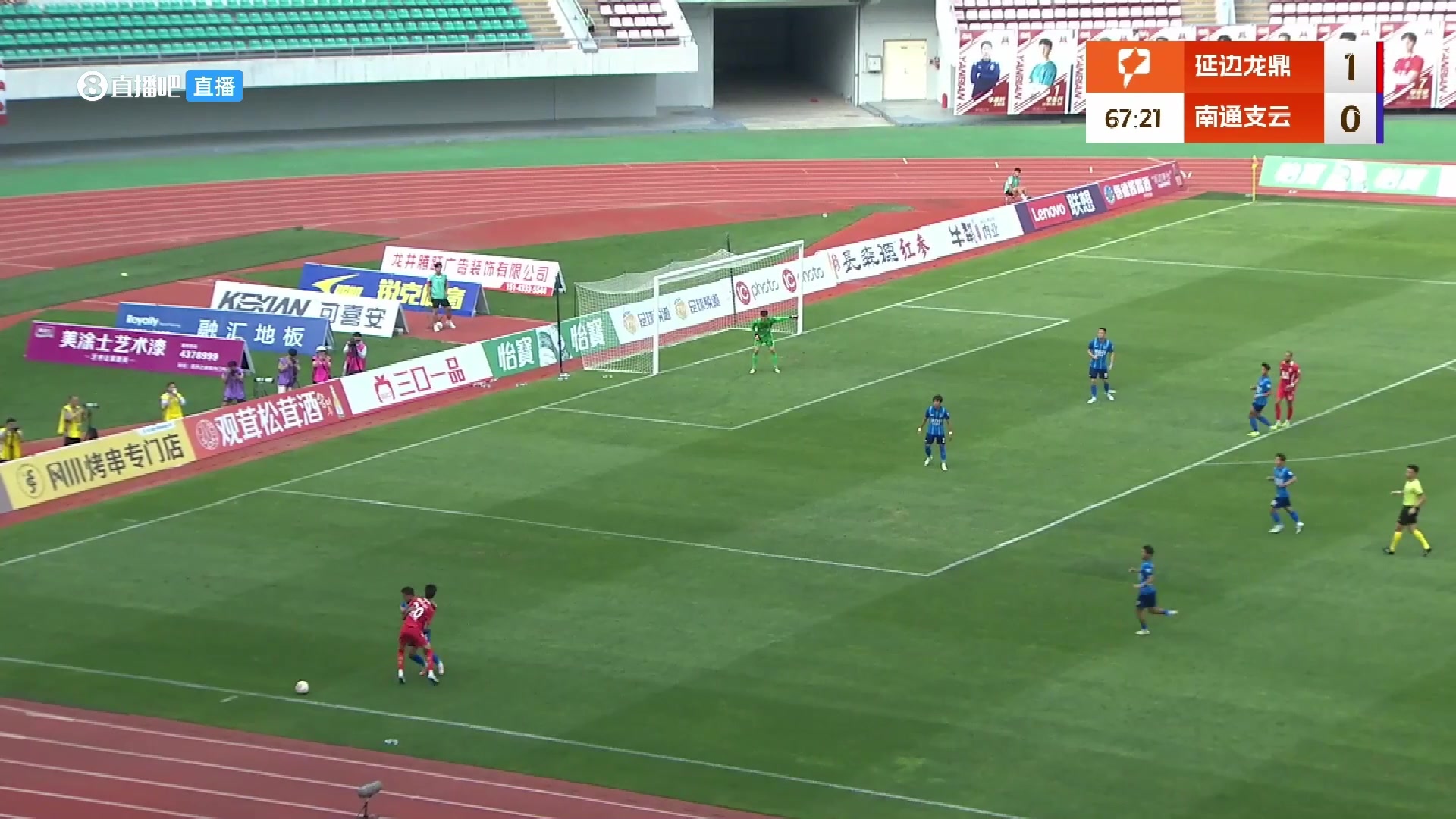 再現(xiàn)名場(chǎng)面中甲球員嘗試彩虹過(guò)人無(wú)奈沒(méi)夾到