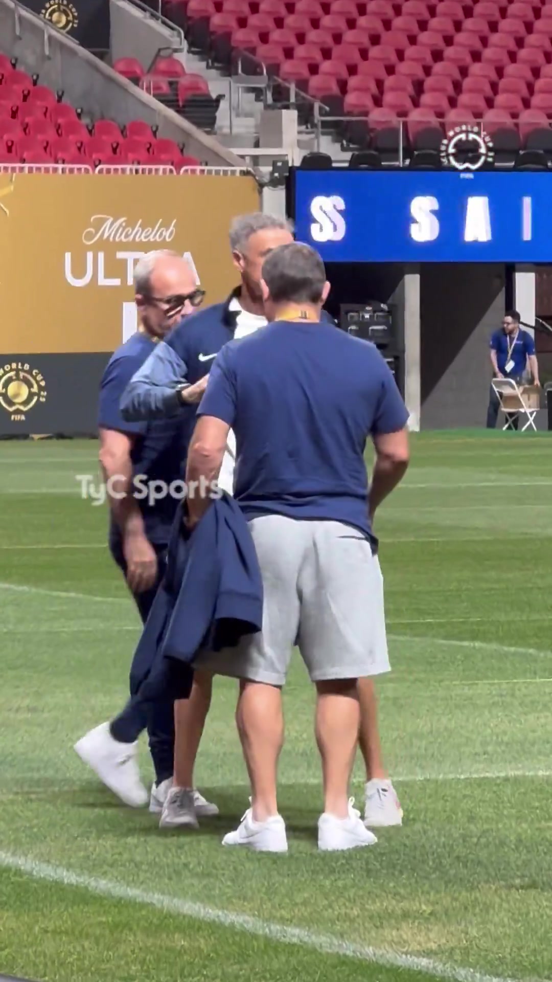 恩里克對(duì)梅賽德斯球場(chǎng)感到驚喜他親自前往并參觀了球場(chǎng)