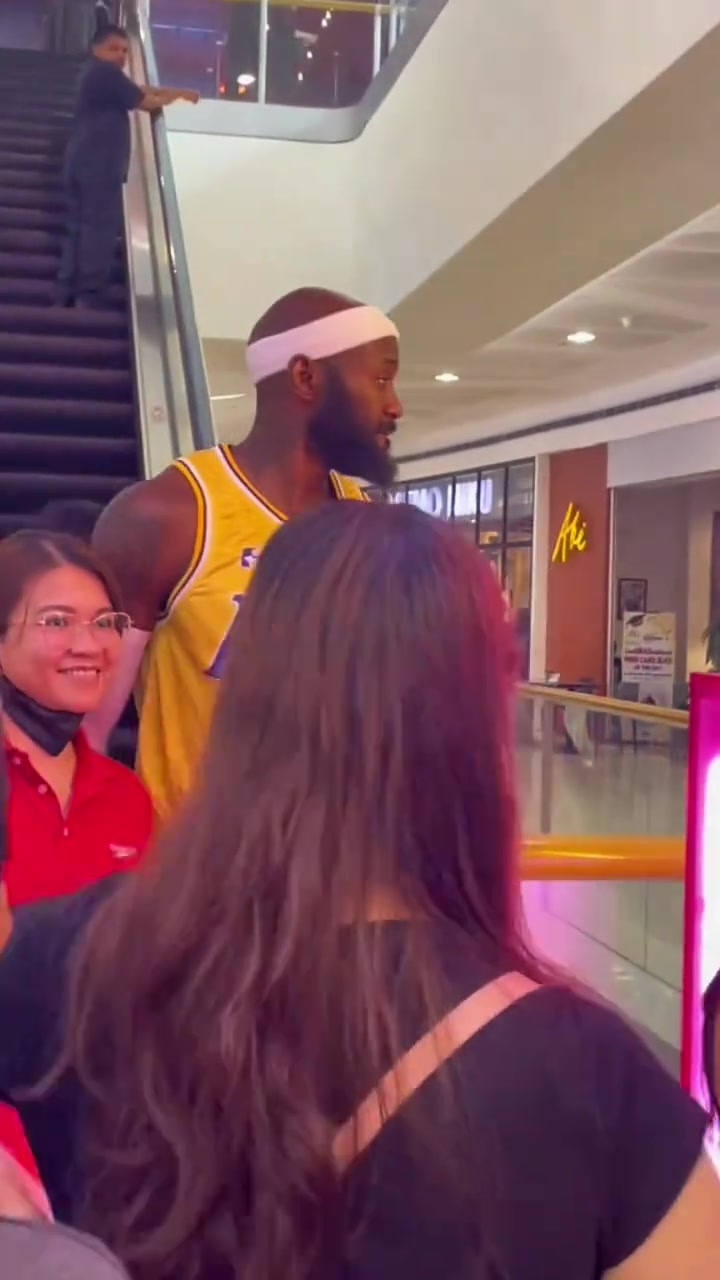 菲律賓驚現(xiàn)詹姆斯東契奇 雖然是山寨有一說一還挺像