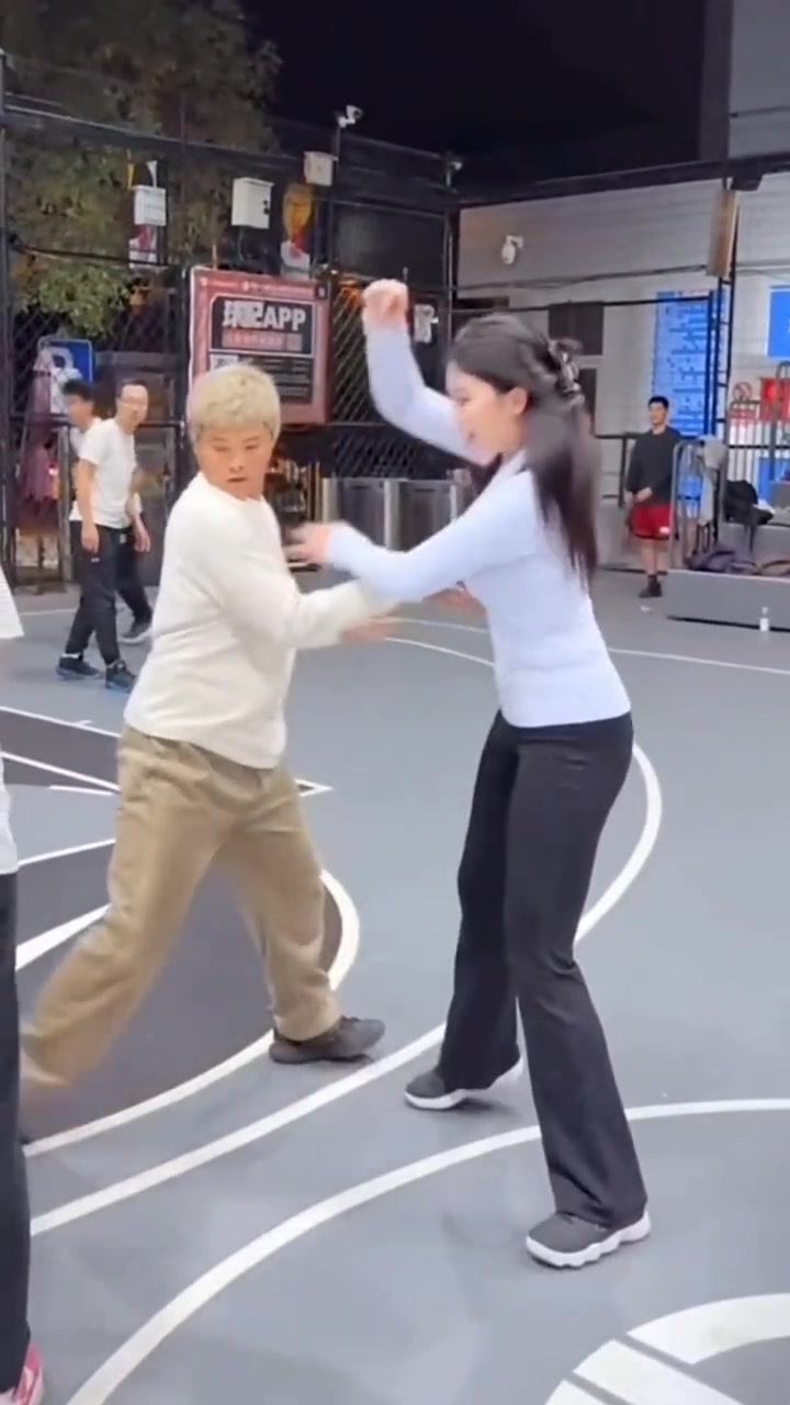 小伙你手摸哪里呢防守就防守不能干凈一點嗎