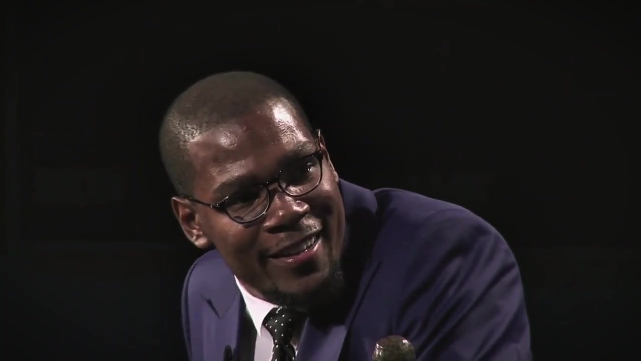 杜蘭特當(dāng)年MVP演講時致敬威少我說他可以說一整晚