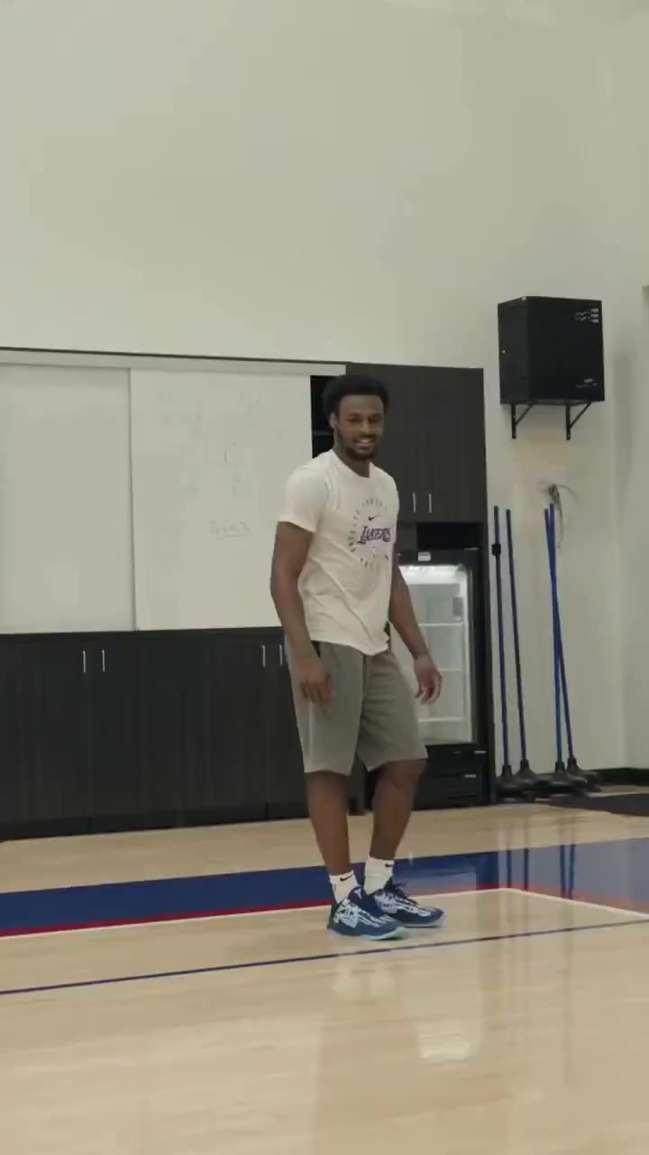 楊瀚森同款訓(xùn)練師布朗尼休賽期苦練秀老詹同款暴扣訓(xùn)練