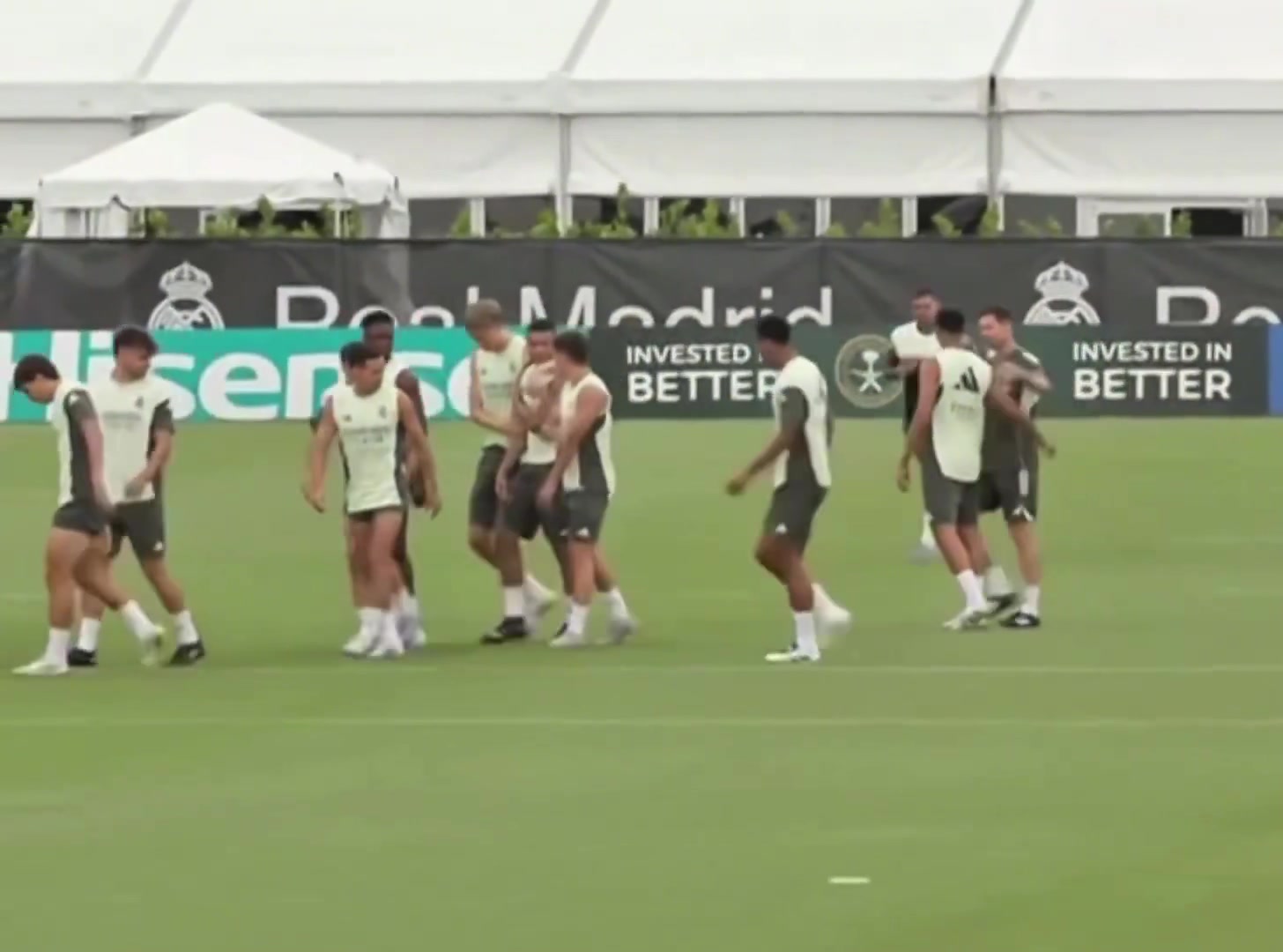 像個(gè)老大哥皇馬球員訓(xùn)練懷森比其他皇馬球員高個(gè)頭