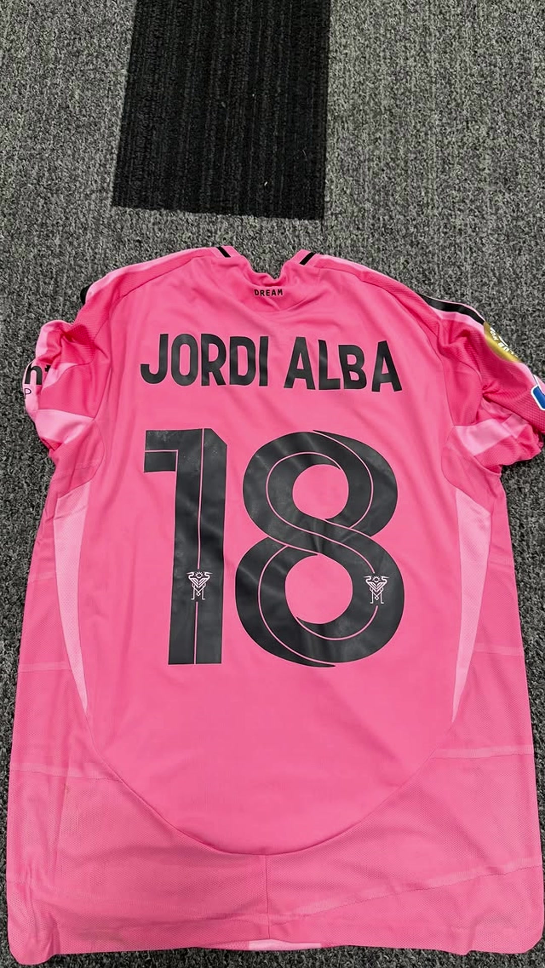 讓你小子包圓了登貝萊賽后社媒曬梅西的球衣短褲球鞋