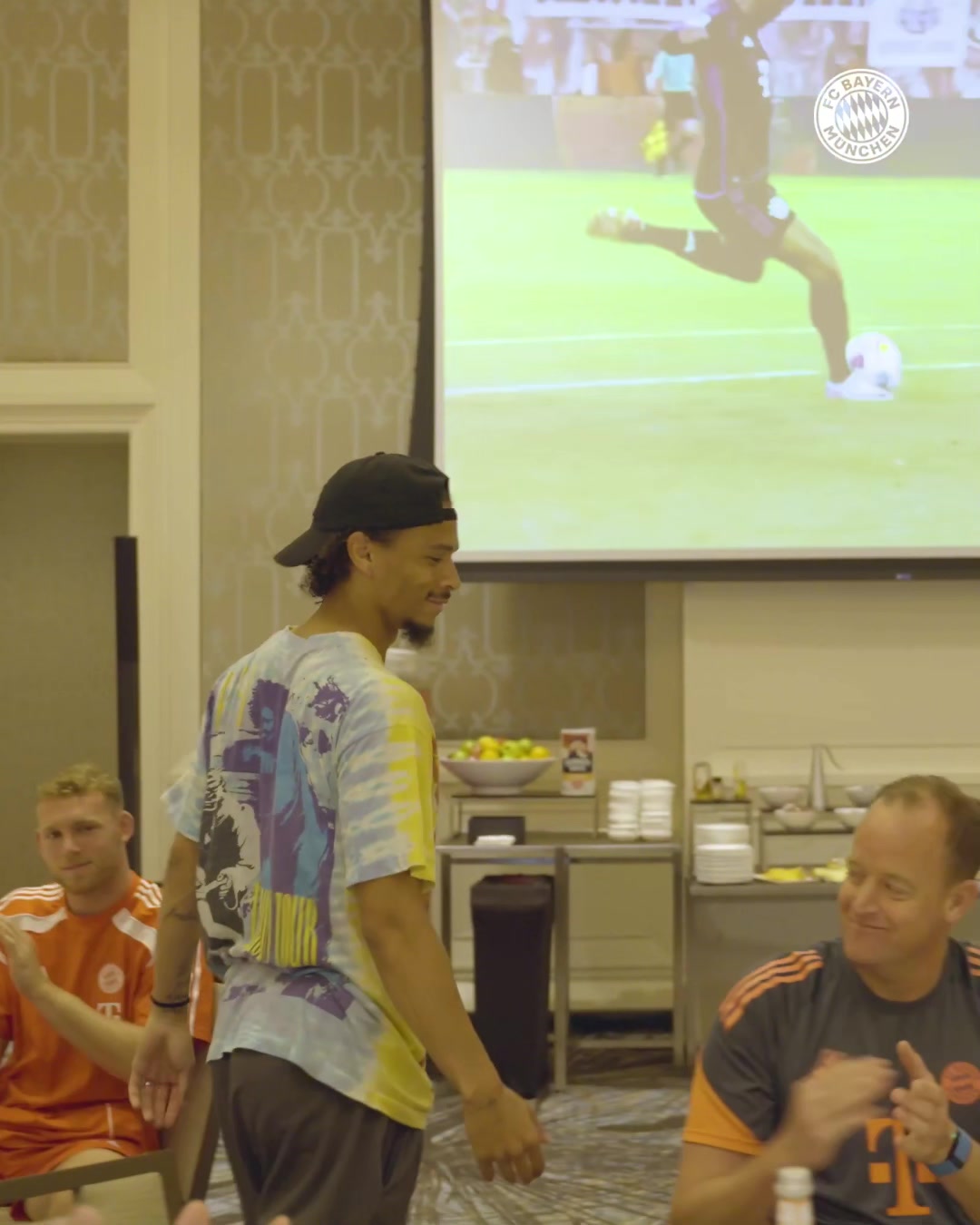 薩內(nèi)告別儀式上發(fā)言祝愿球隊贏下后續(xù)比賽并捧得冠軍獎杯