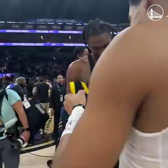 沒(méi)想到最終在鵜鶘相聚了普爾此前賽后跟盧尼交換球衣