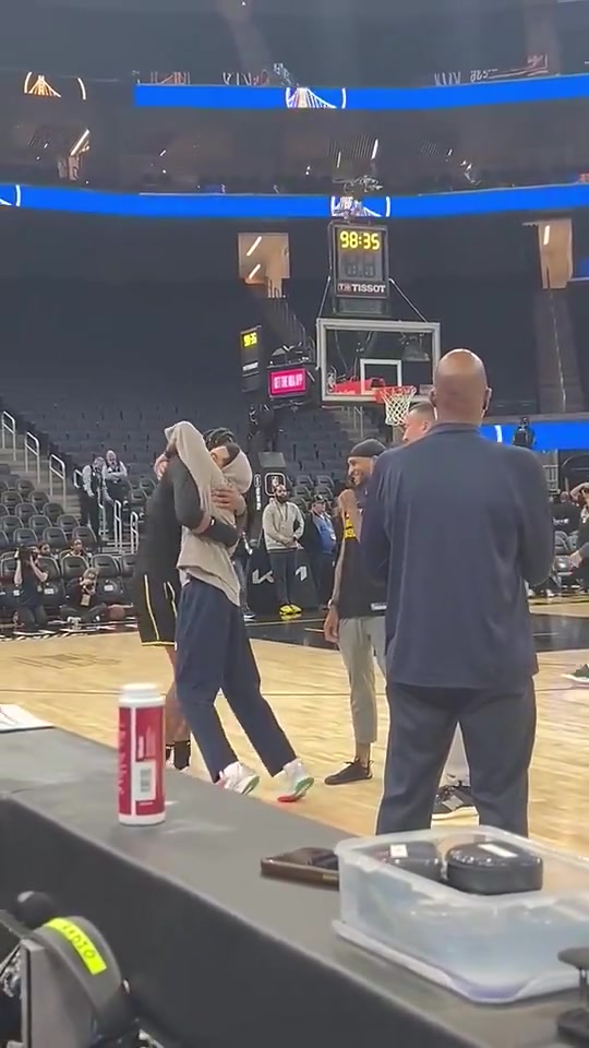 在鵜鶘重聚盧尼是普爾關(guān)系最好的隊(duì)友嗎此前擁抱逗笑小佩頓