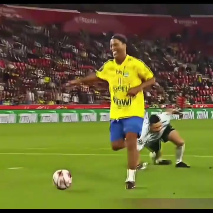 先慶祝再射門的自信名場(chǎng)面伊布這個(gè)真的被他裝到了