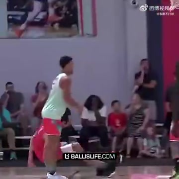 如今已經(jīng)是冠軍內(nèi)線了霍姆格倫當年在庫里訓練營里曾戲耍庫里