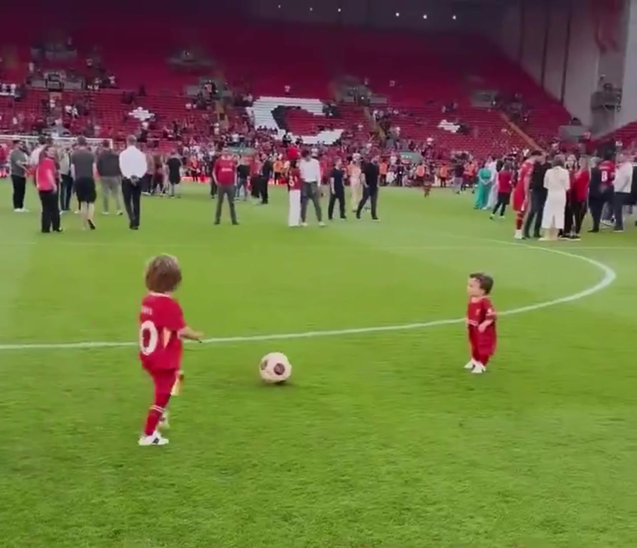 看到若塔和孩子們在安菲爾德的視頻更加崩潰了