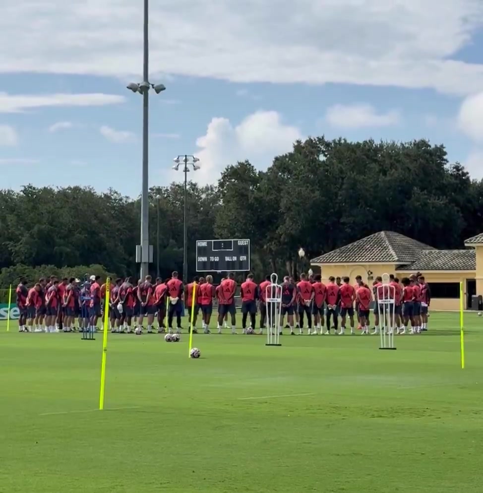 拜仁在今日訓(xùn)練前為離世的若塔兄弟默哀