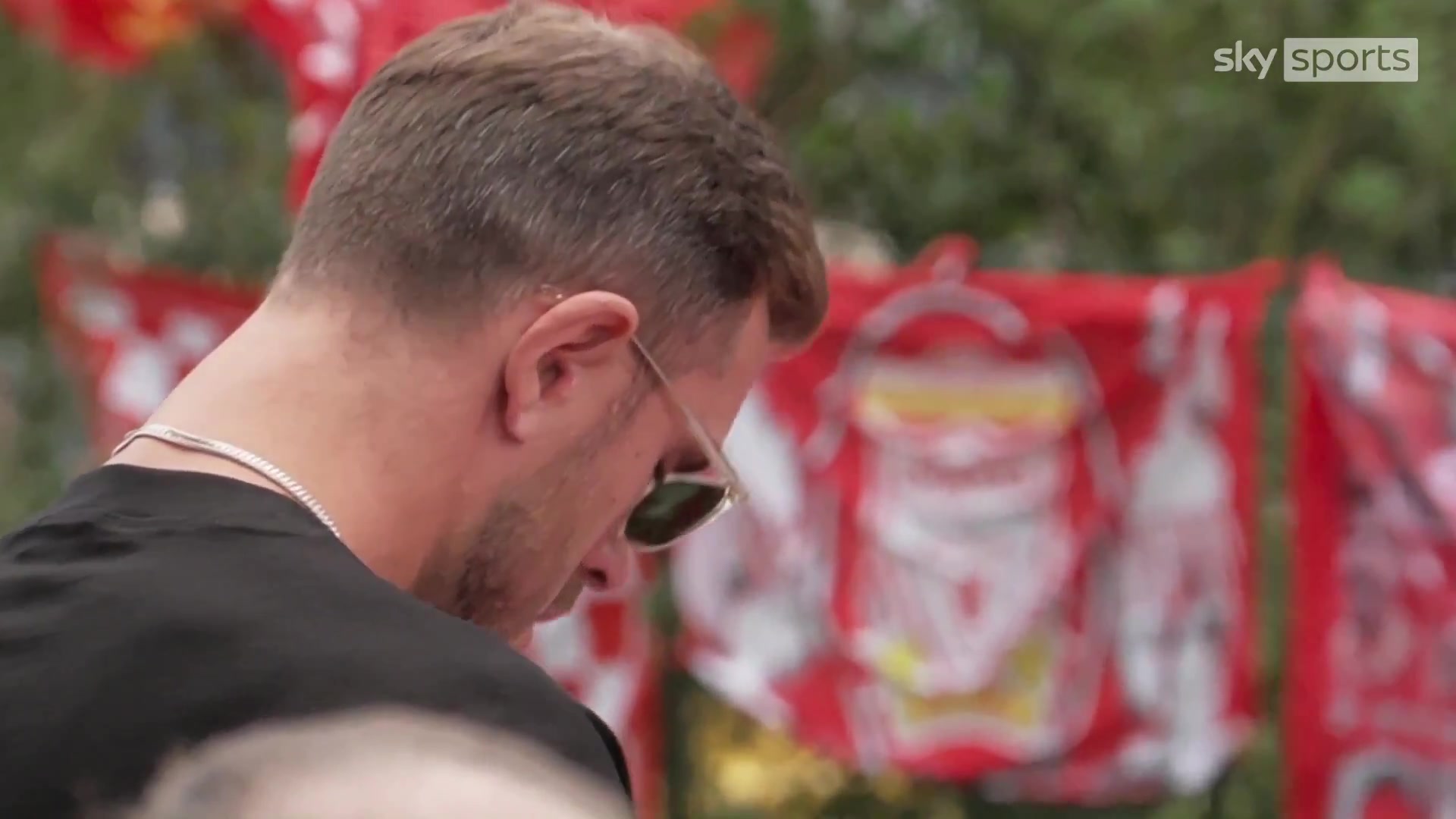 無(wú)語(yǔ)哽咽老隊(duì)長(zhǎng)亨德森回到安菲爾德為若塔獻(xiàn)花