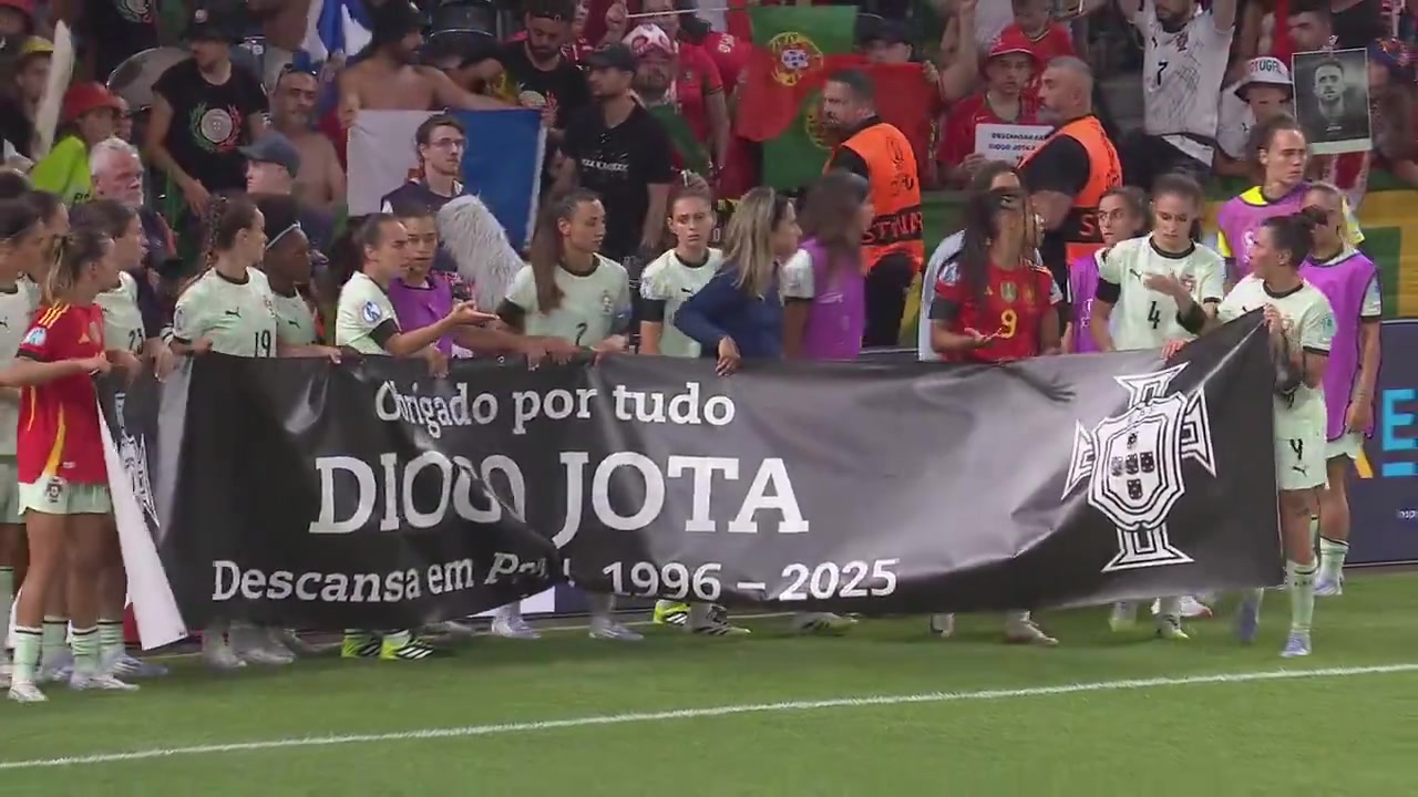 女足歐洲杯賽后葡萄牙與西班牙球員一起緬懷因車(chē)禍去世的若塔