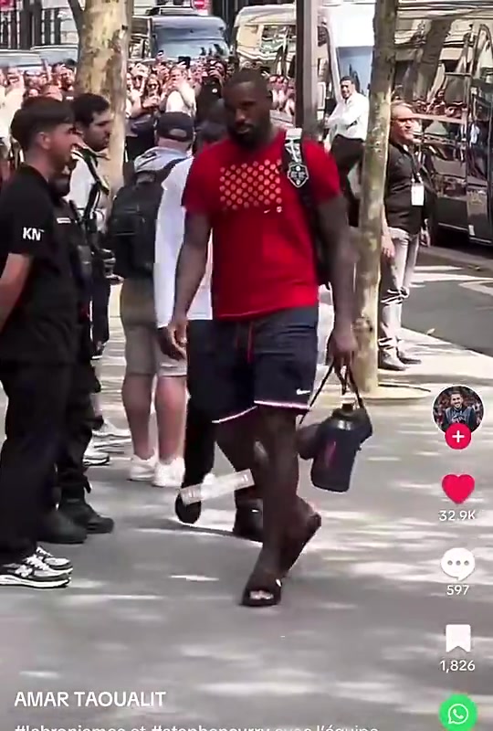 太真實(shí)了詹姆斯和庫(kù)里回酒店路上被球迷熱烈歡呼但輪到哈利伯頓的時(shí)候