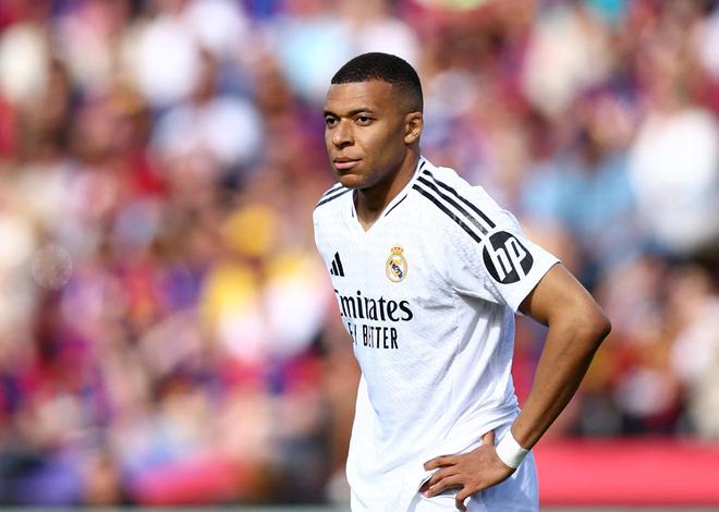 皇馬對巴黎，五勝三平四負，稍占優(yōu)勢，共進16球。