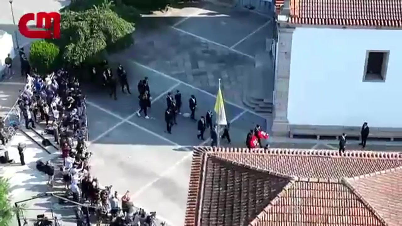 范迪克和羅伯遜手捧若塔球衣號(hào)碼花圈參加葬禮