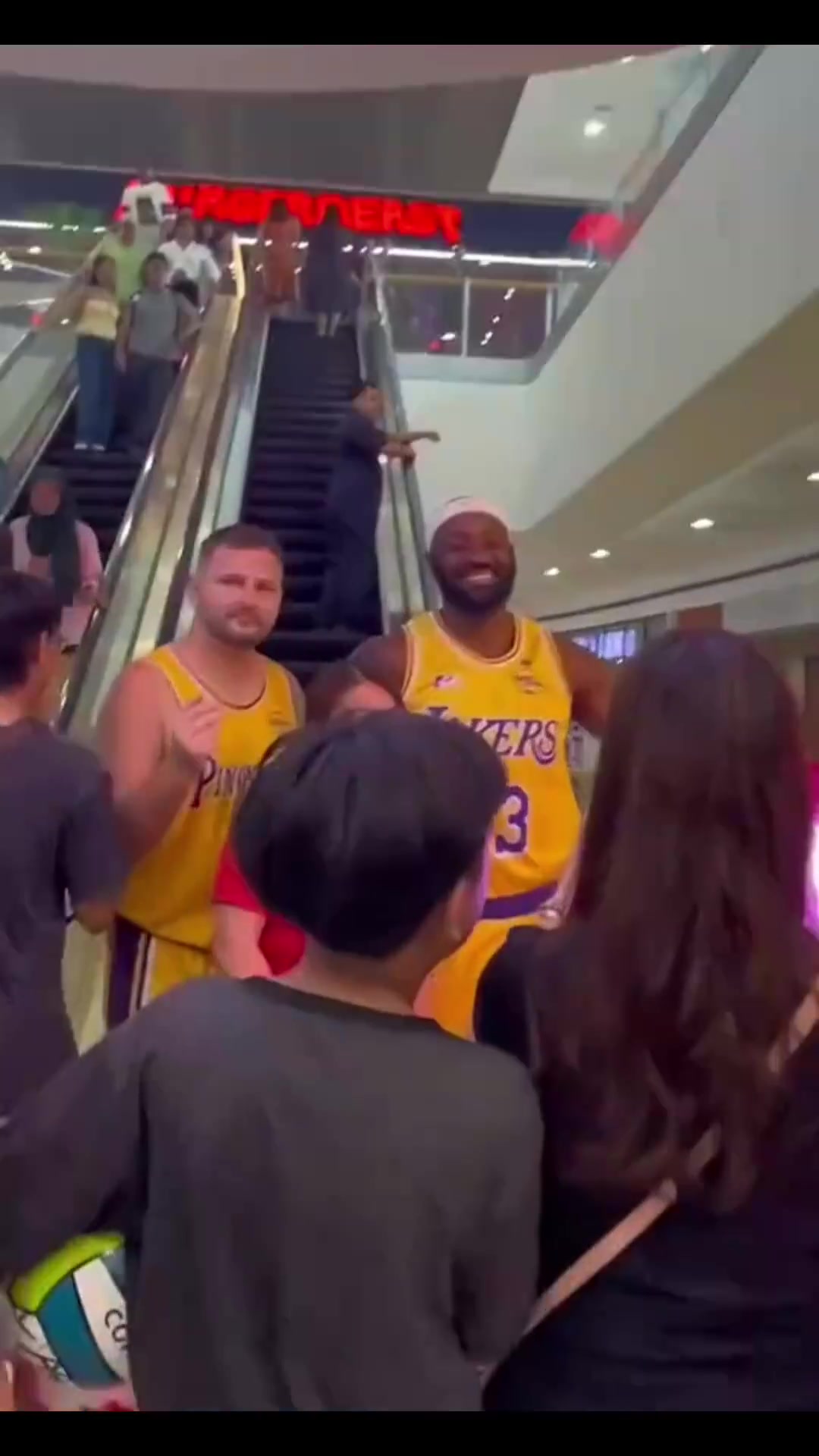 這詹姆斯看著很離譜但是這個(gè)東契奇確實(shí)有點(diǎn)東西