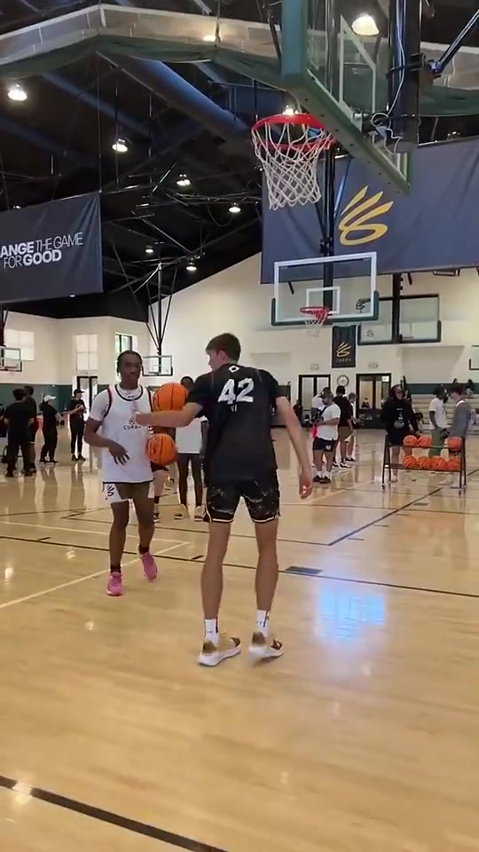 誰能料到如今成狀元2年前弗拉格參加庫里訓(xùn)練營(yíng)原地大風(fēng)車