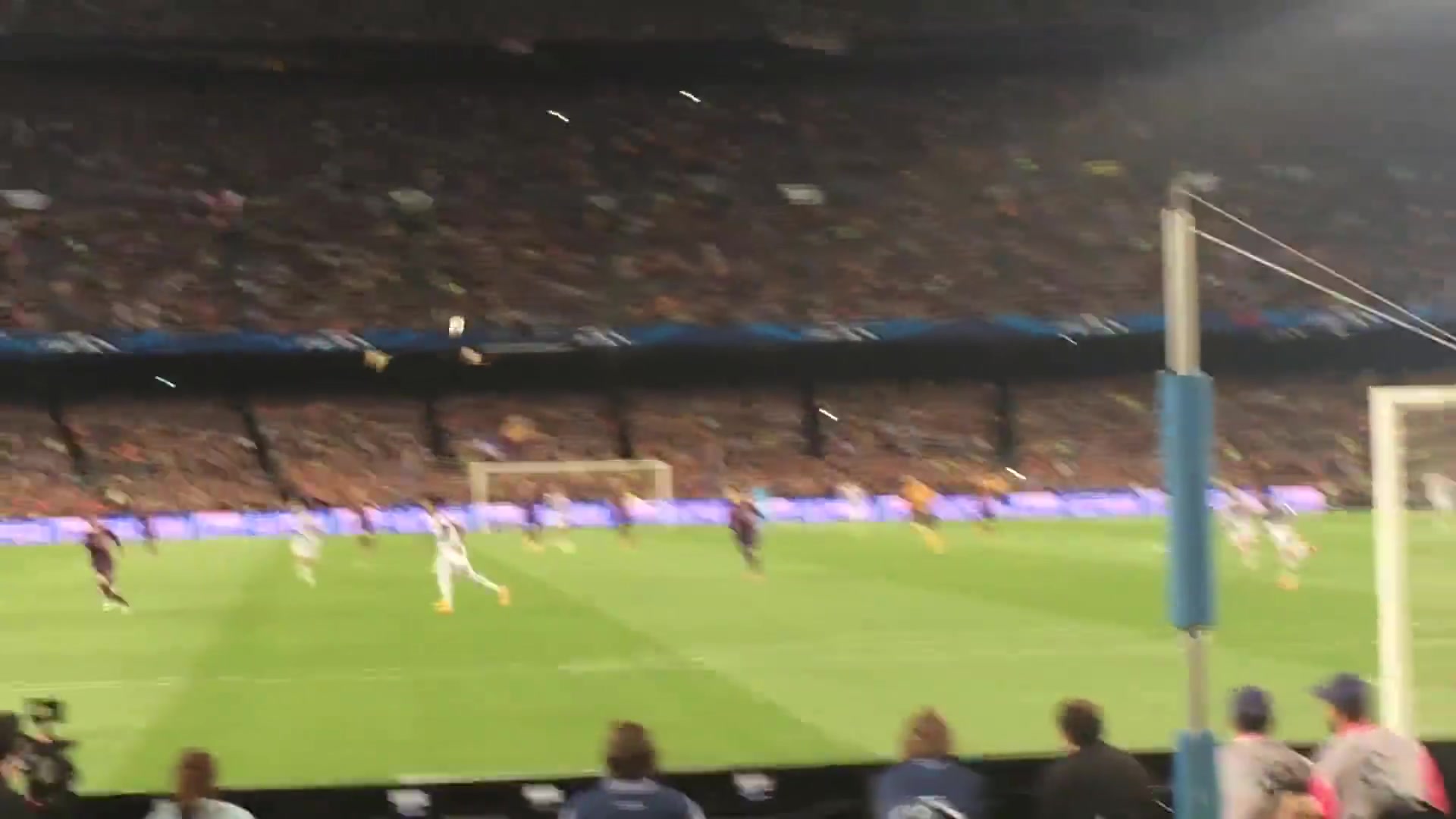 他的技術(shù)依舊不可阻擋現(xiàn)場(chǎng)視角看當(dāng)年梅西對(duì)博阿滕的犯罪式過(guò)人