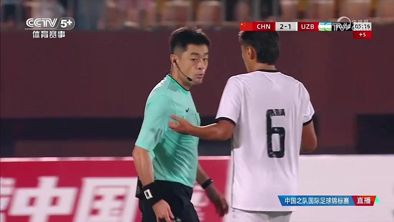 對判罰不滿賽后烏茲別克球員圍著中國主裁討要說法