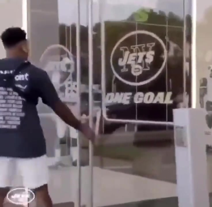 國外網(wǎng)友這是迪亞斯新賽季回到利物浦時(shí)的情況