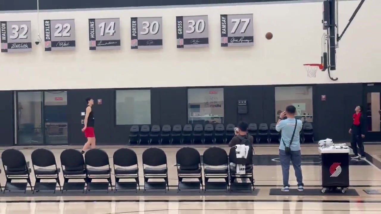 楊瀚森訓練后獨自加練三分命中率不錯啊超遠三分也能來