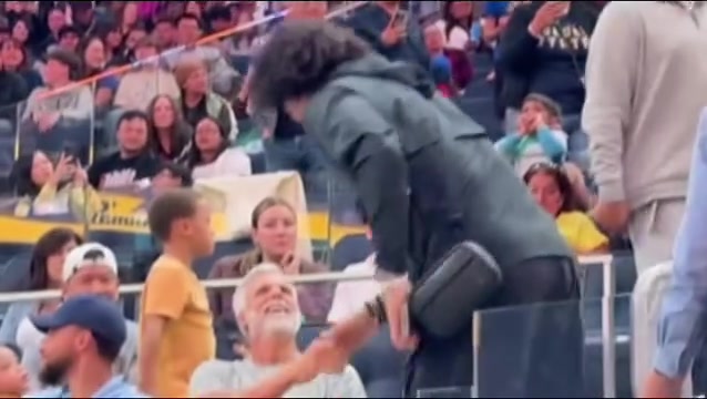 庫里小老弟桑托斯過來跟肉儂打招呼