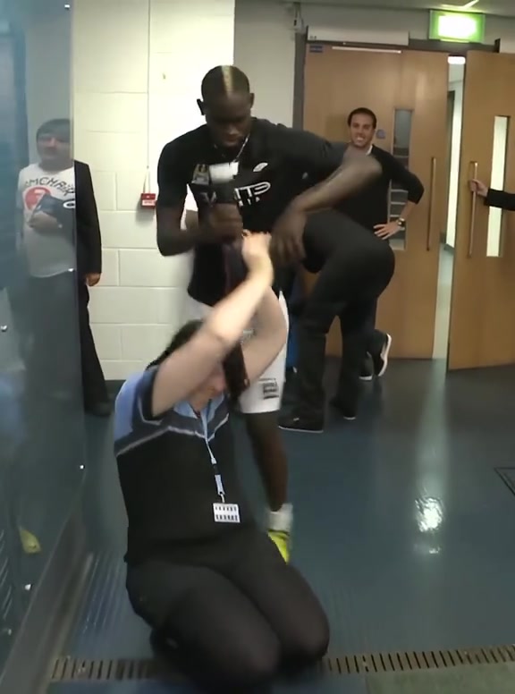 怪才網(wǎng)友盤點巴洛特利生涯中的各種迷之操作