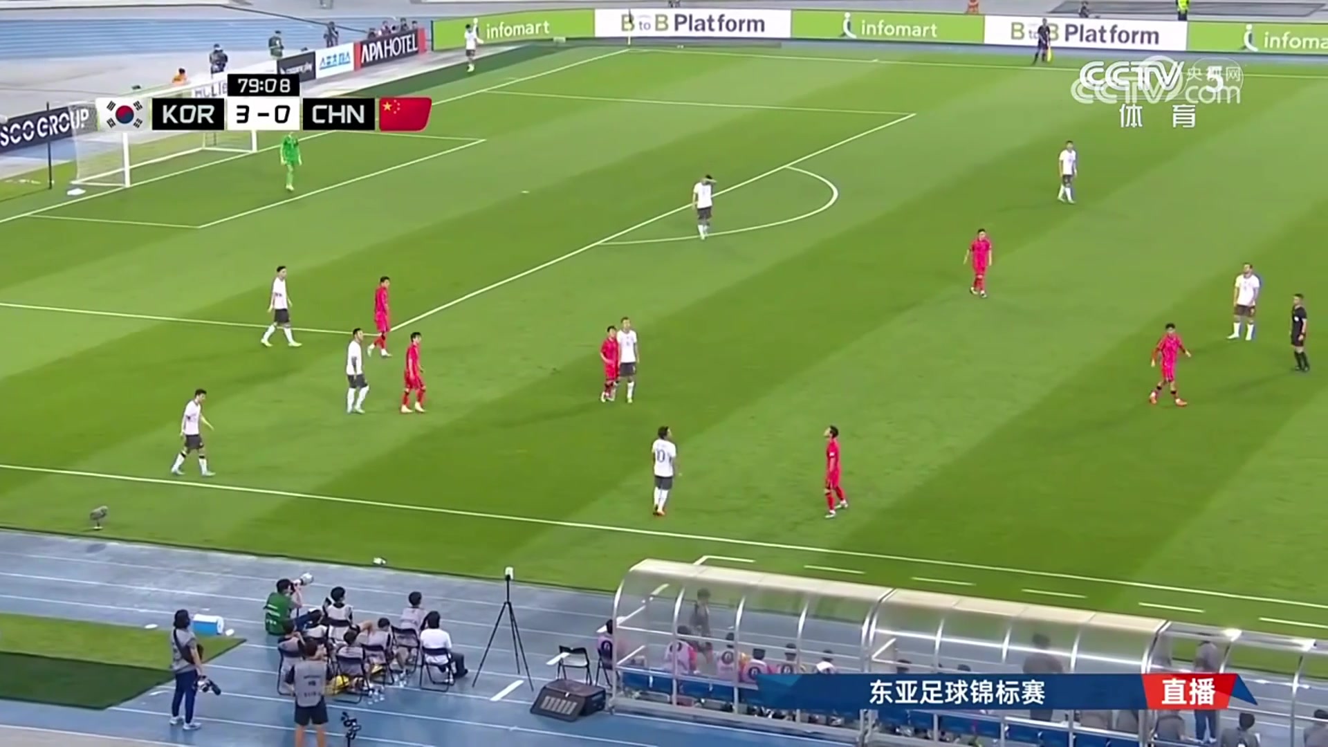 國(guó)足發(fā)界外球踢出邊線央視解說(shuō)都發(fā)出無(wú)語(yǔ)聲