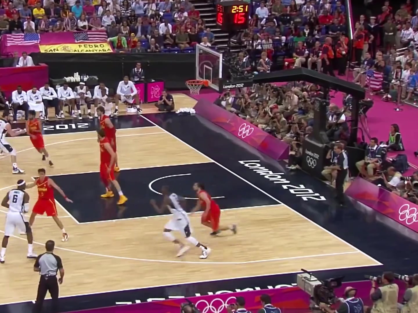 2012年這個(gè)時(shí)期身體巔峰的詹姆斯奧運(yùn)會(huì)上表演各種炸扣