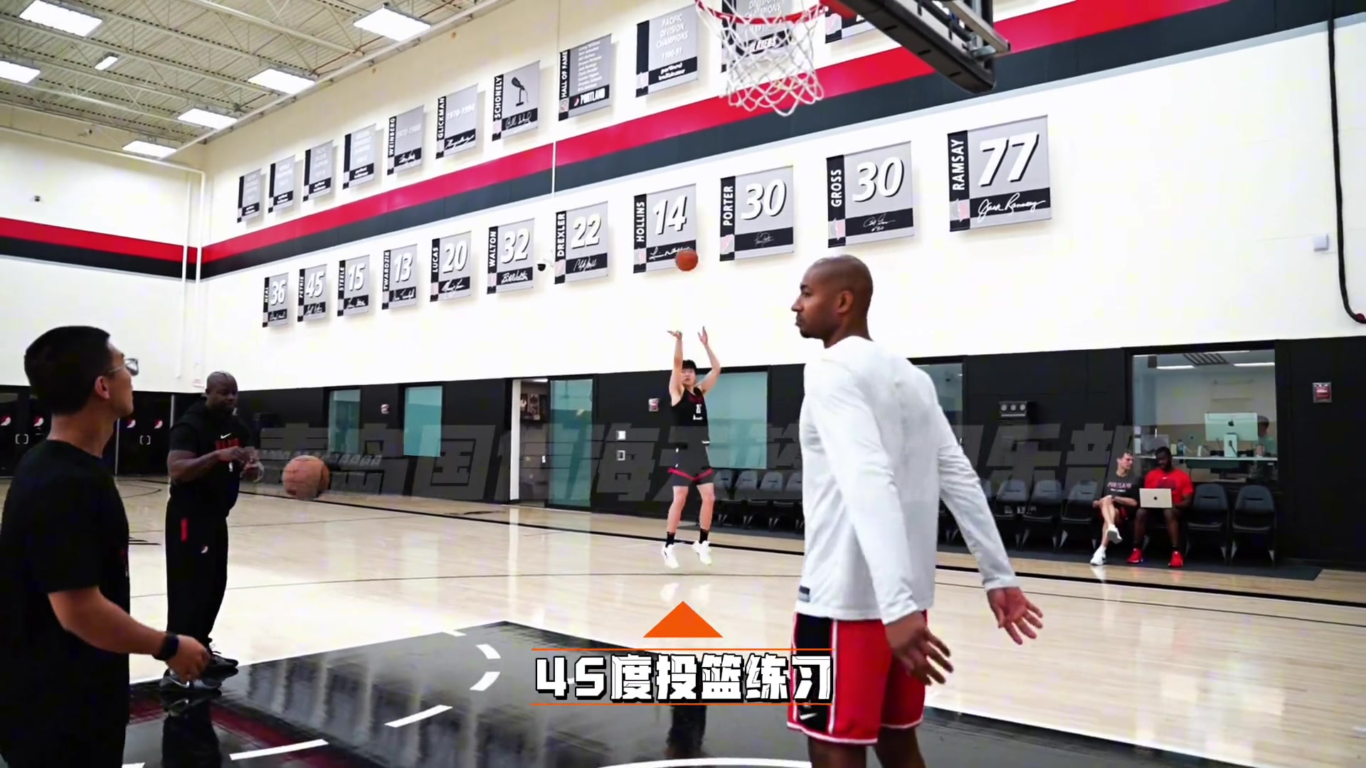 穩(wěn)定三分投射瀚森訓練日四十五度三分五投四中