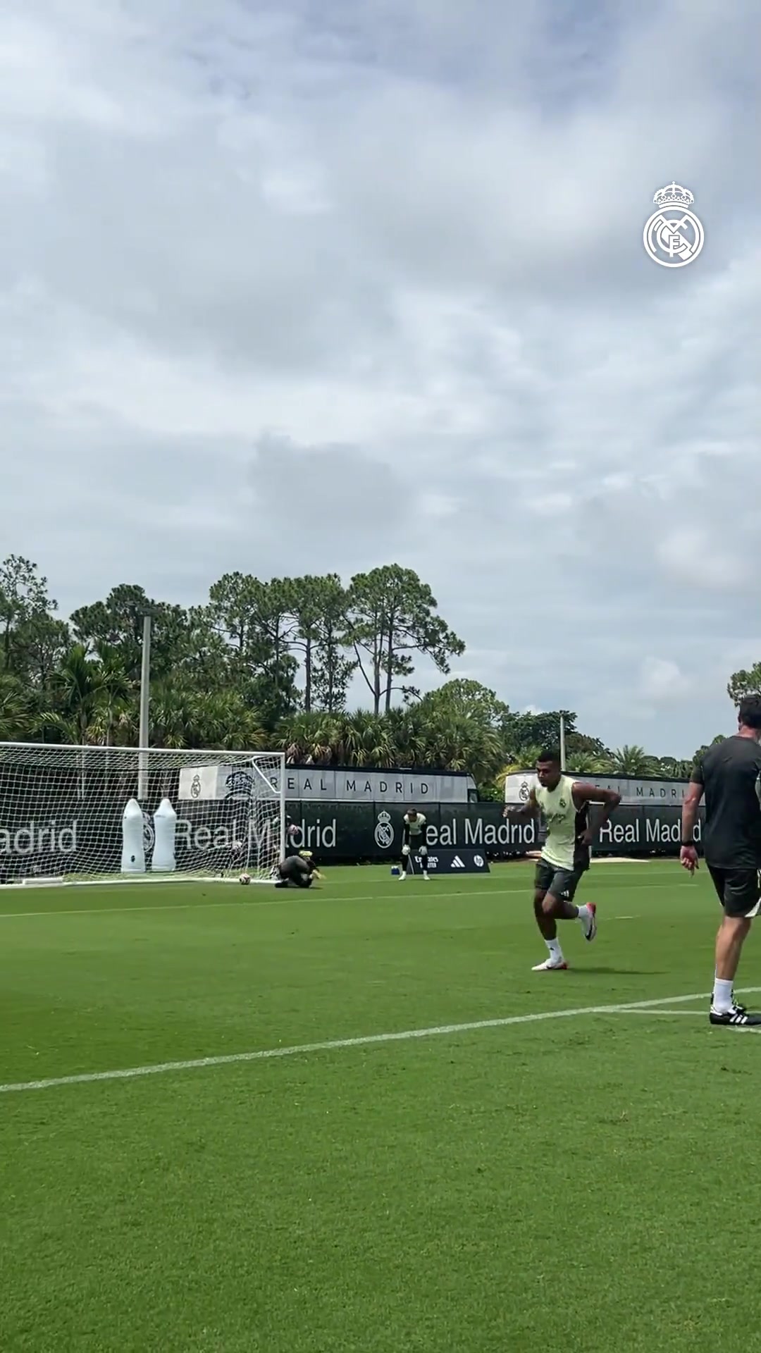 對(duì)陣巴黎證明自己姆總訓(xùn)練展示射門技術(shù)