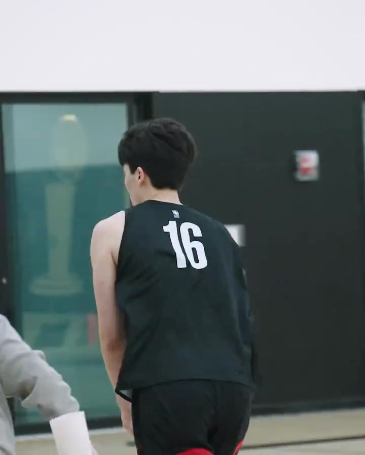 扣嗨了楊瀚森訓練高位策應和擋拆順下空接 即將夏聯首秀