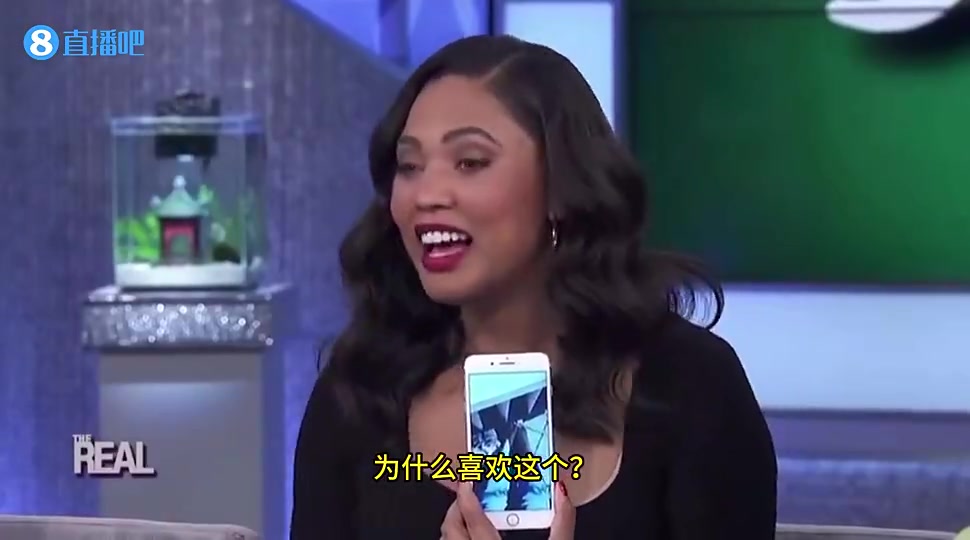 阿耶莎曾在節(jié)目中透露庫里是足控他很迷戀我的玉足