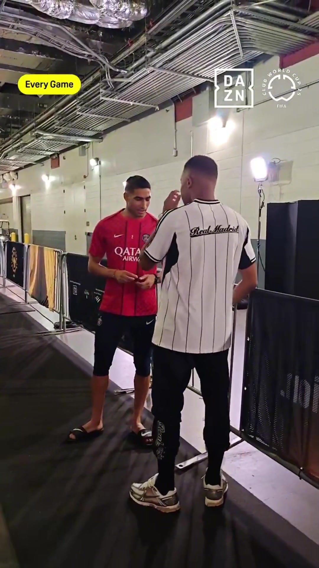 好友賽場(chǎng)相遇姆巴佩賽前和阿什拉夫聊天擁抱致意