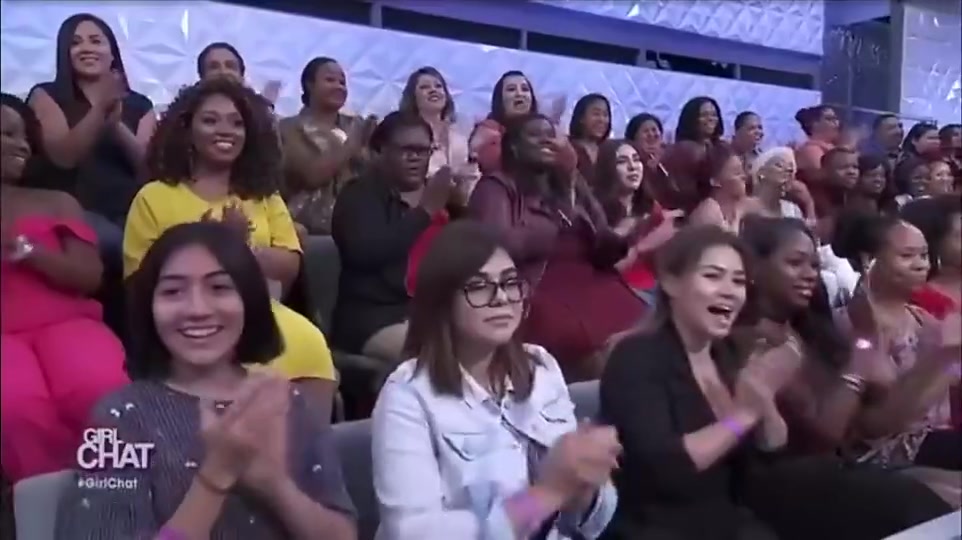 不是哥們庫里老婆看到身材健碩的服務(wù)員立刻假裝摘掉結(jié)婚戒指