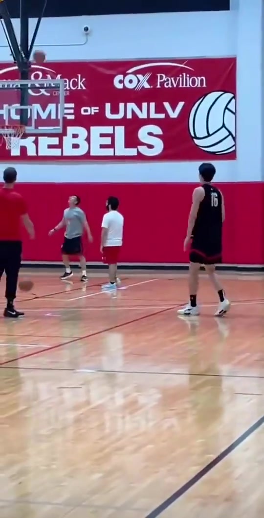 斯普利特陪同訓(xùn)練楊瀚森現(xiàn)身賭城開練 定點三分12投11中