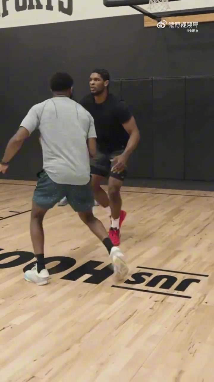 展示扎實基本功新賽季期待他和小楊在場上建立化學(xué)反應(yīng)