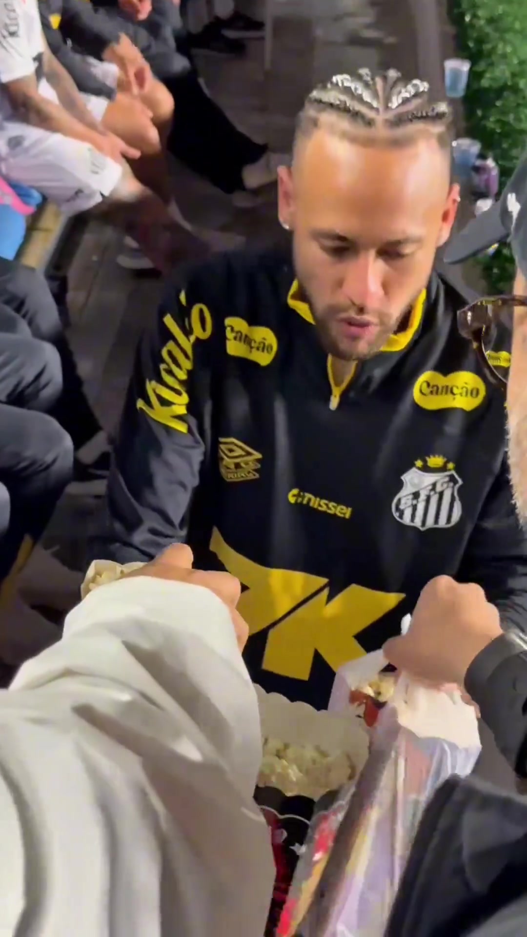 內(nèi)馬爾傳射建功被換下后在替補席吃爆米花